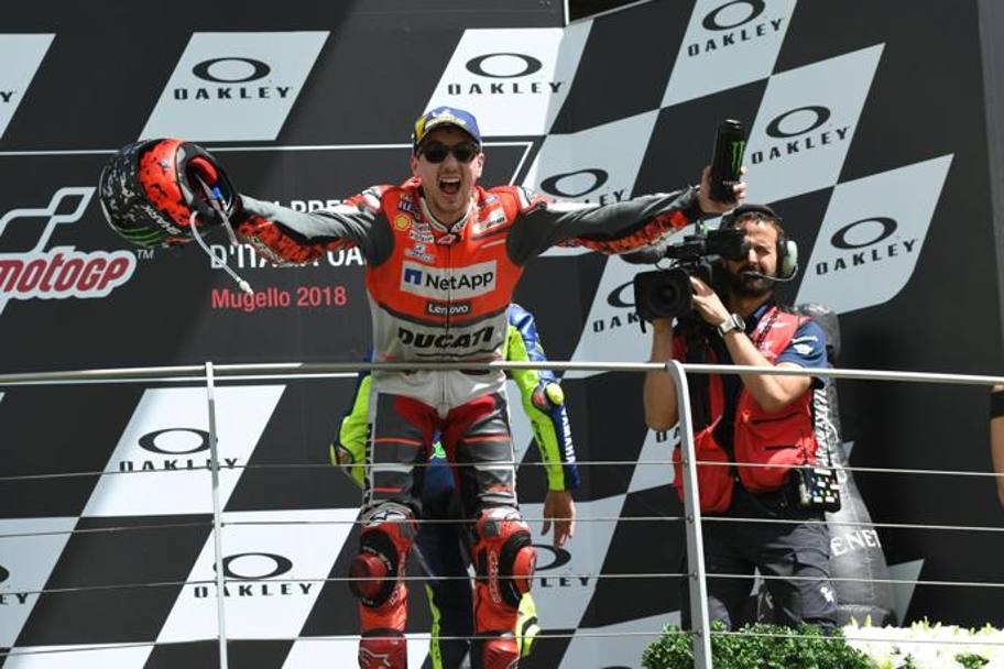 Lorenzo  finalmente riuscito a vincere il suo primo  GP con la Ducati. Ansa